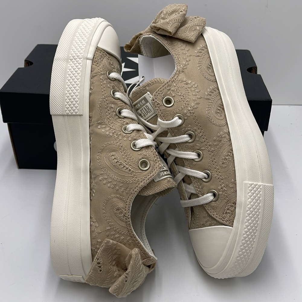 Converse Women's Tan Lace Platforms A10246C
CTAS LIFT OX
NUTTY GRANOLA/EGRET/LIG - Picture 11 of 16